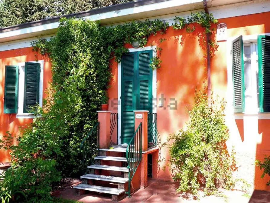 Immagine 8 di Villa in vendita  a Carrara