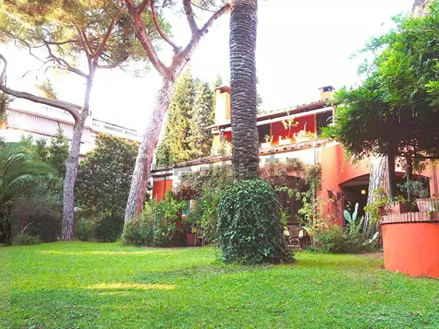 Immagine 16 di Villa in vendita  a Carrara