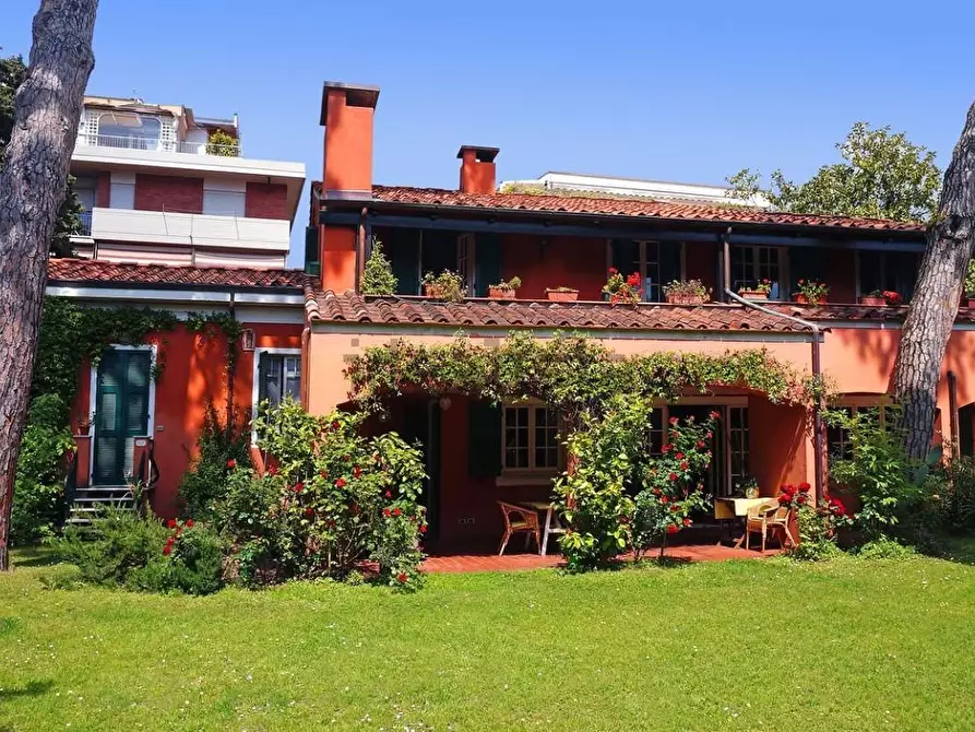 Immagine 10 di Villa in vendita  a Carrara