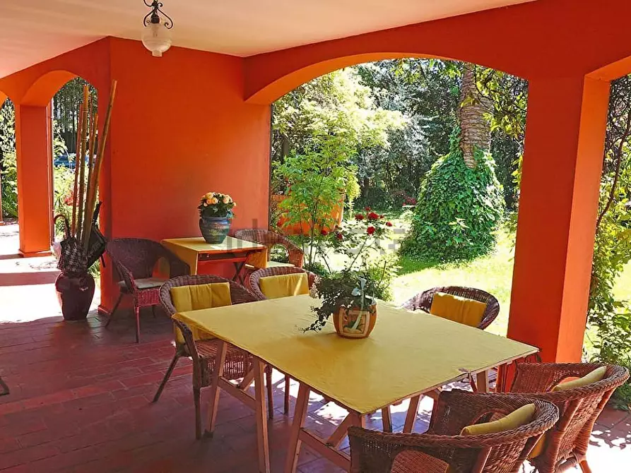 Immagine 11 di Villa in vendita  a Carrara