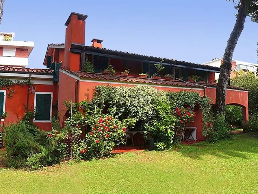 Immagine 4 di Villa in vendita  a Carrara
