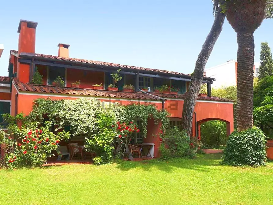 Immagine 5 di Villa in vendita  a Carrara