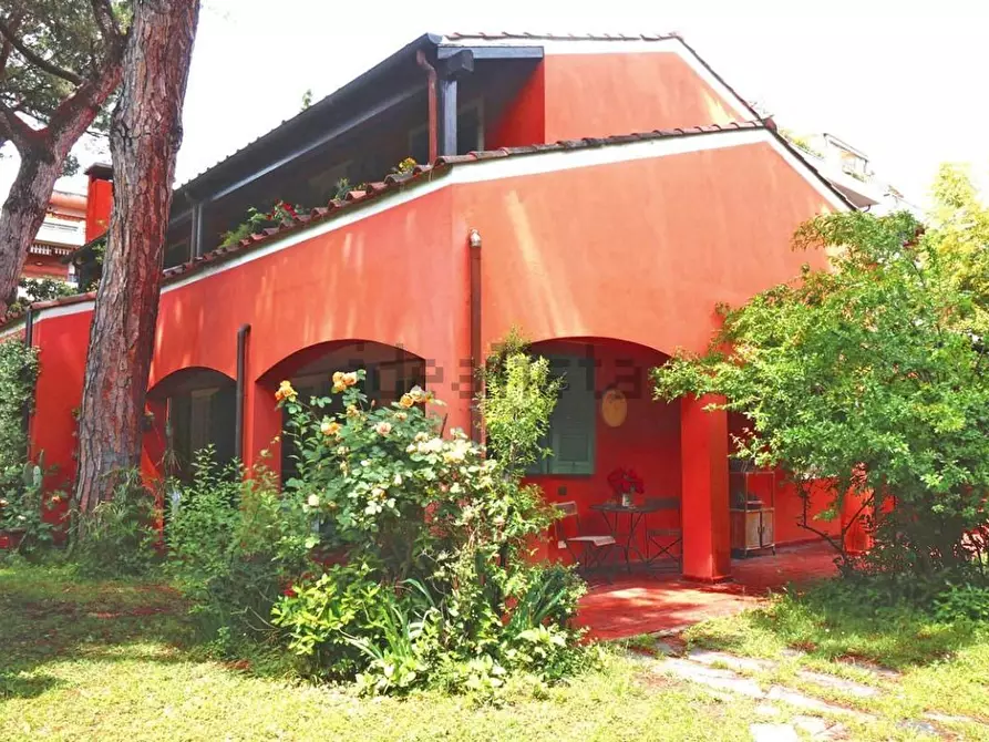 Immagine 14 di Villa in vendita  a Carrara
