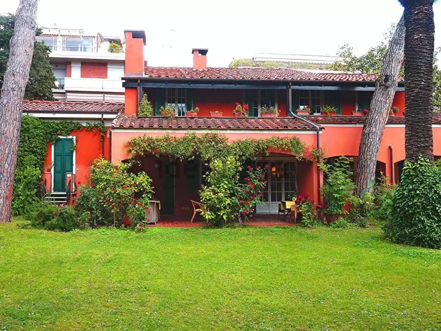 Immagine 15 di Villa in vendita  a Carrara