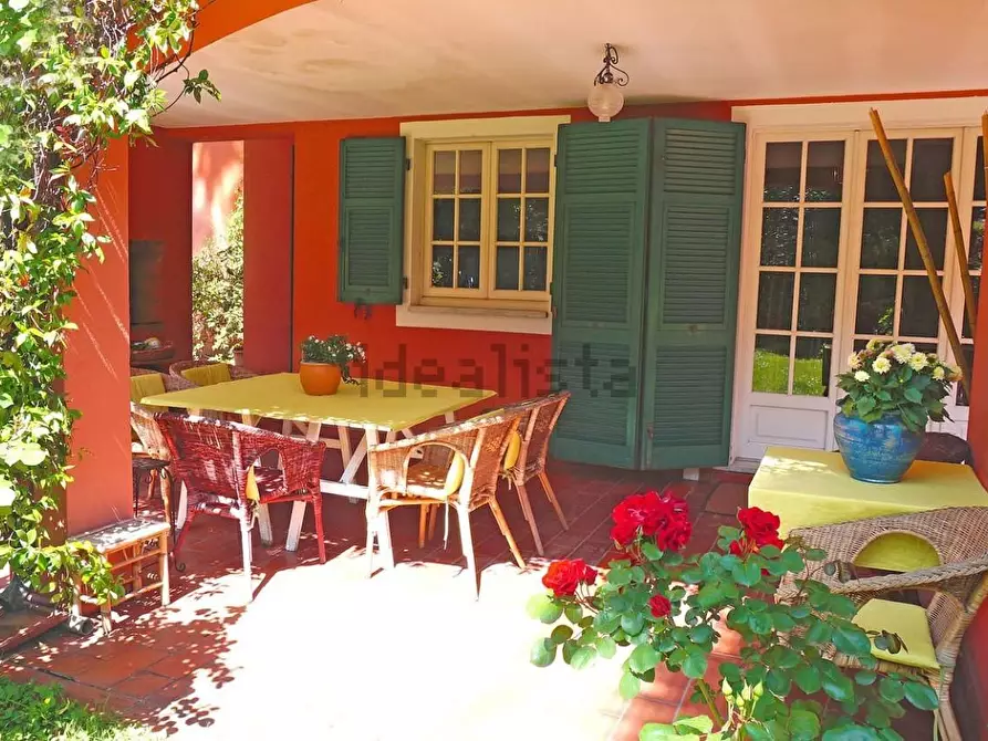 Immagine 22 di Villa in vendita  a Carrara