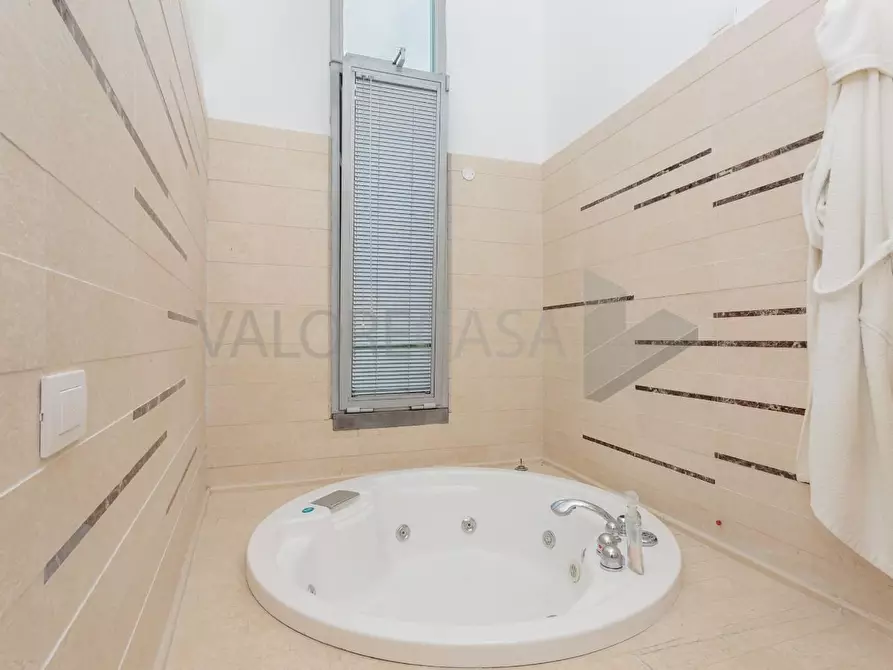 Immagine 27 di Villa in vendita  a Carrara