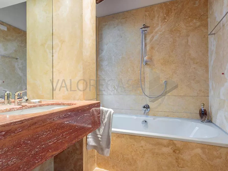 Immagine 17 di Villa in vendita  a Carrara