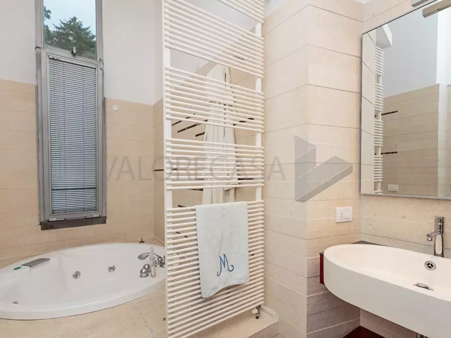 Immagine 26 di Villa in vendita  a Carrara