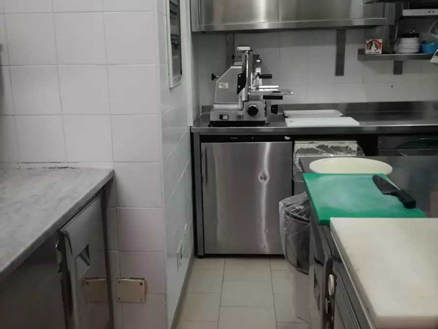 Immagine 12 di Attività commerciale in vendita  a Massa