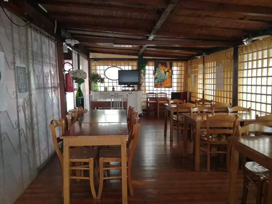 Immagine 4 di Attività commerciale in vendita  a Massa