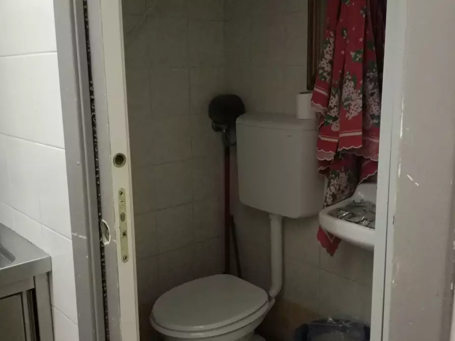 Immagine 14 di Attività commerciale in vendita  a Massa