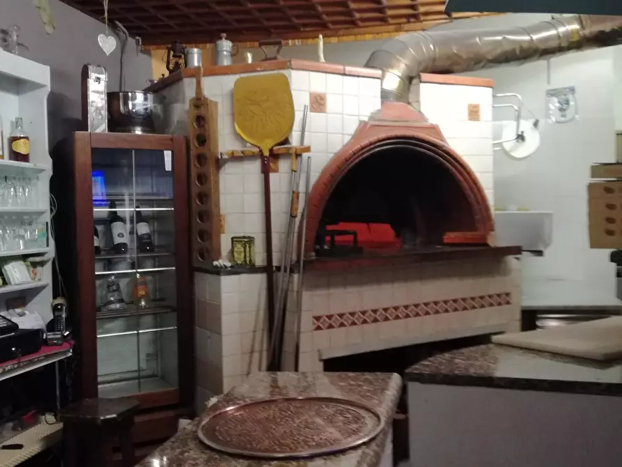 Immagine 9 di Attività commerciale in vendita  a Massa