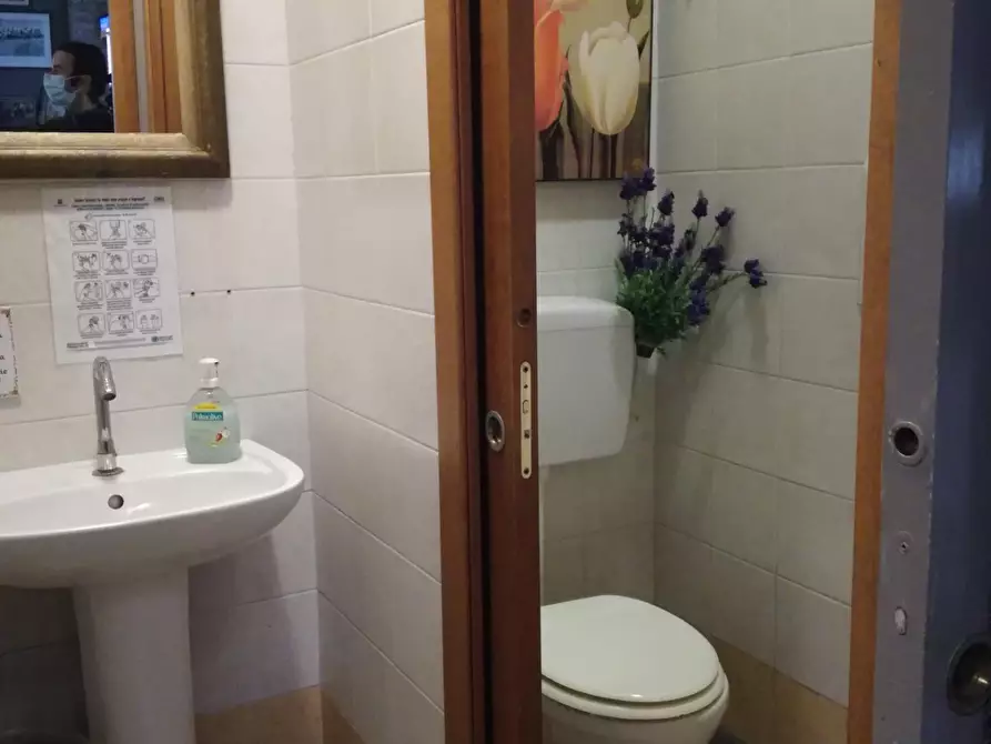 Immagine 15 di Attività commerciale in vendita  a Massa