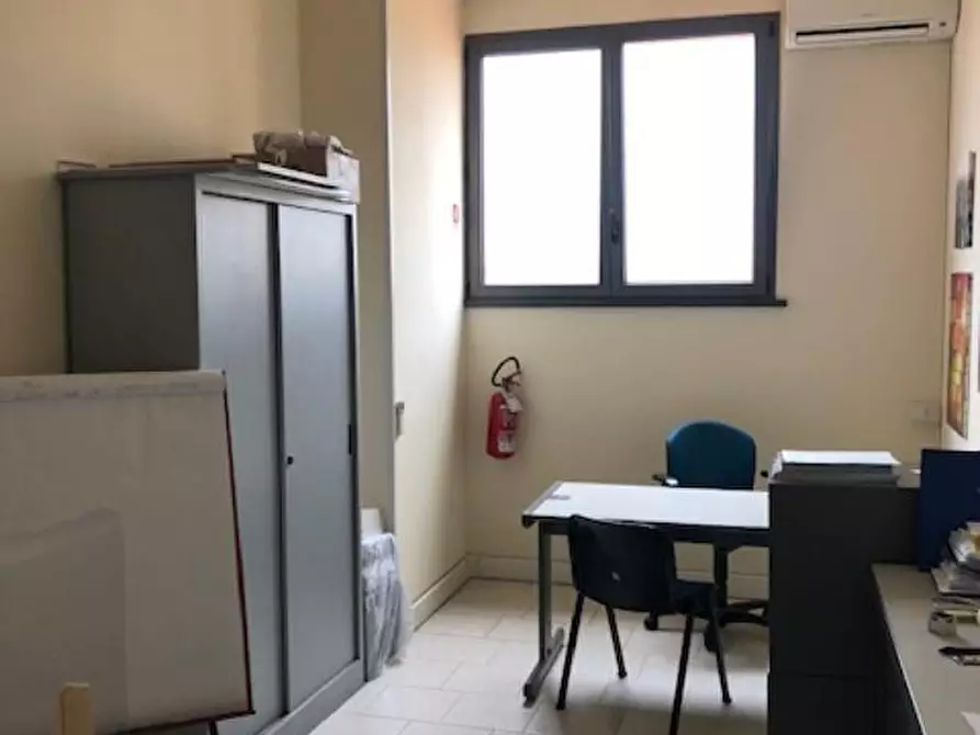 Immagine 3 di Ufficio in affitto  a Cascina