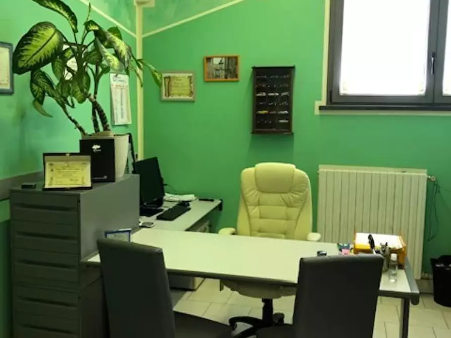 Immagine 1 di Ufficio in affitto  a Cascina