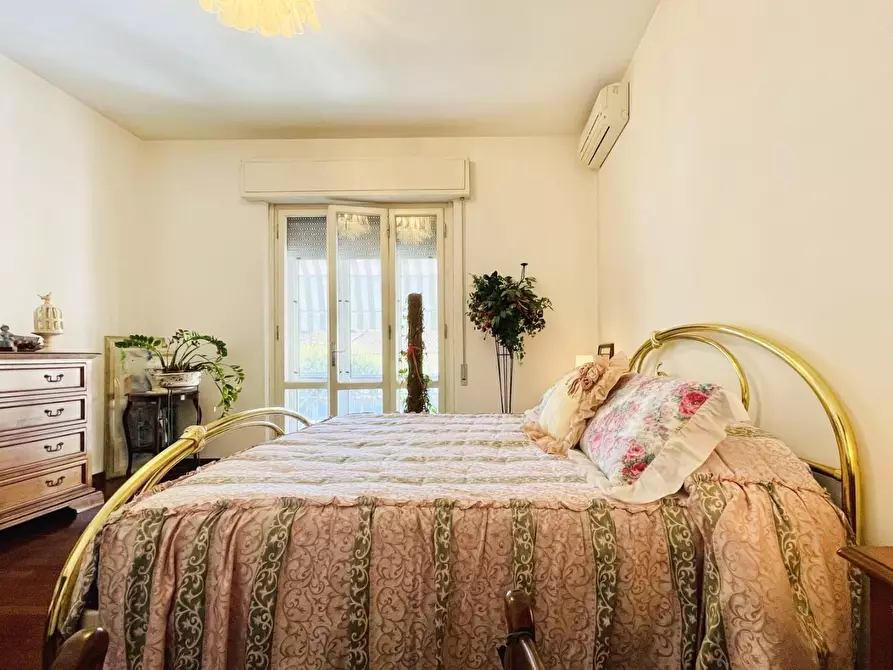 Immagine 53 di Villa in vendita  a Camaiore