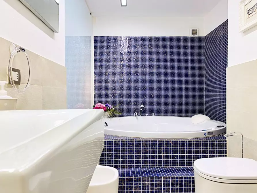 Immagine 19 di Villa in vendita  a Camaiore