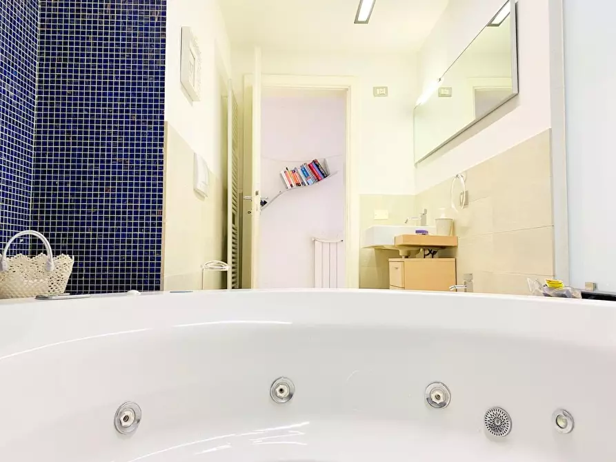 Immagine 21 di Villa in vendita  a Camaiore