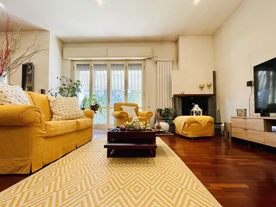 Immagine 37 di Villa in vendita  a Camaiore