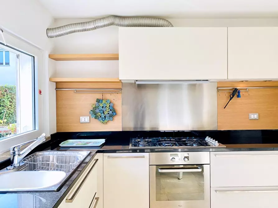 Immagine 8 di Villa in vendita  a Camaiore