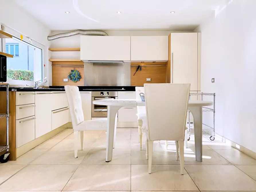 Immagine 6 di Villa in vendita  a Camaiore