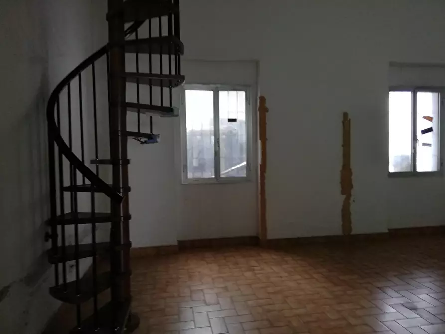 Immagine 4 di Capannone industriale in affitto  a Collesalvetti