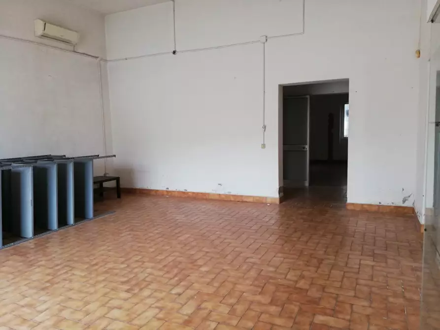 Immagine 9 di Capannone industriale in affitto  a Collesalvetti