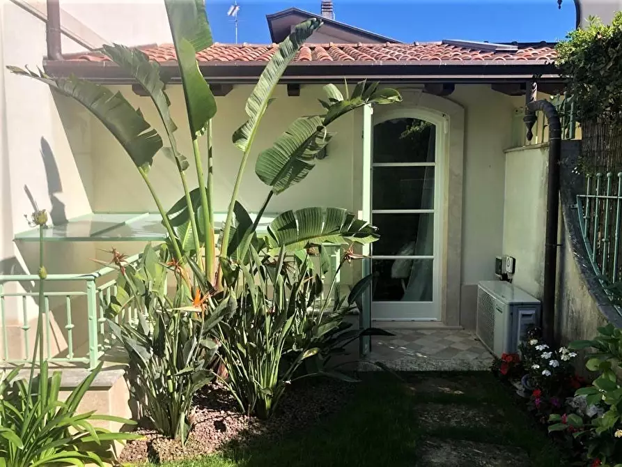 Immagine 26 di Casa trifamiliare in vendita  a Montignoso