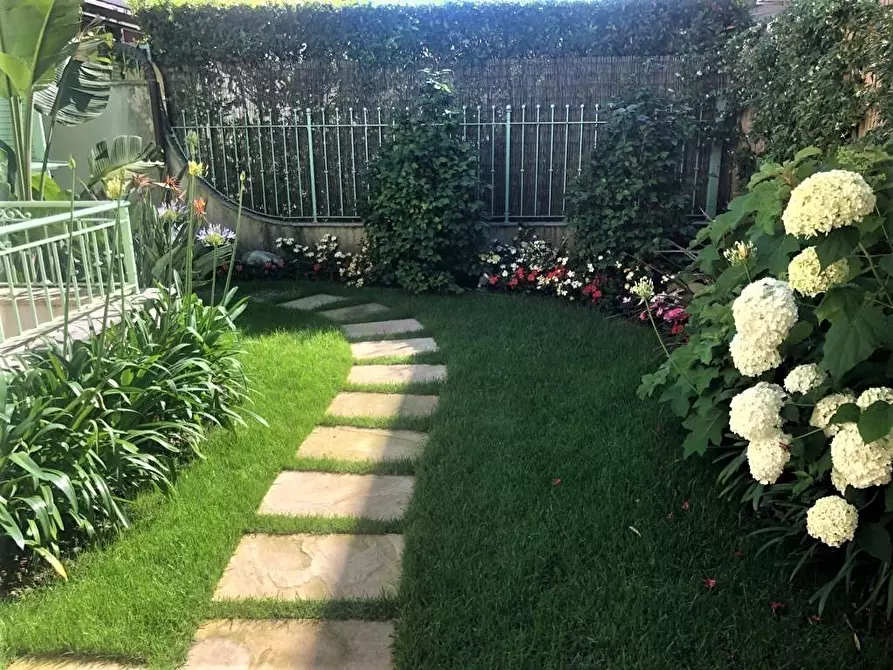 Immagine 22 di Casa trifamiliare in vendita  a Montignoso