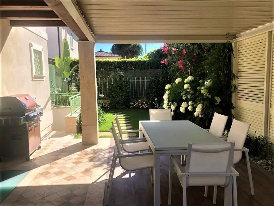 Immagine 2 di Casa trifamiliare in vendita  a Montignoso