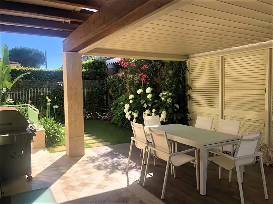 Immagine 21 di Casa trifamiliare in vendita  a Montignoso