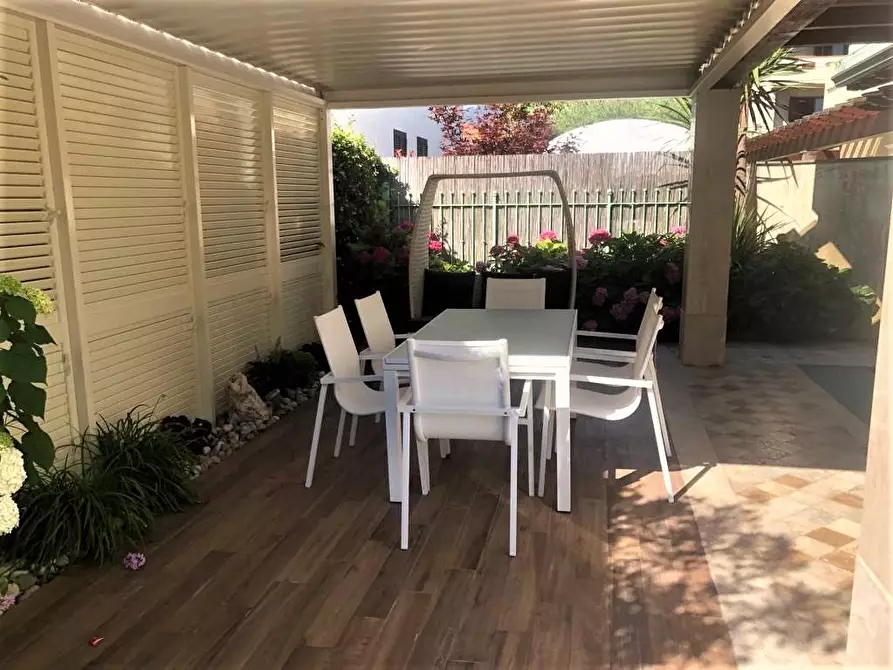 Immagine 27 di Casa trifamiliare in vendita  a Montignoso