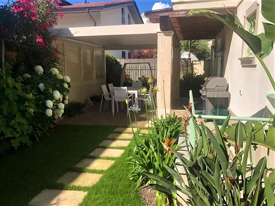 Immagine 24 di Casa trifamiliare in vendita  a Montignoso