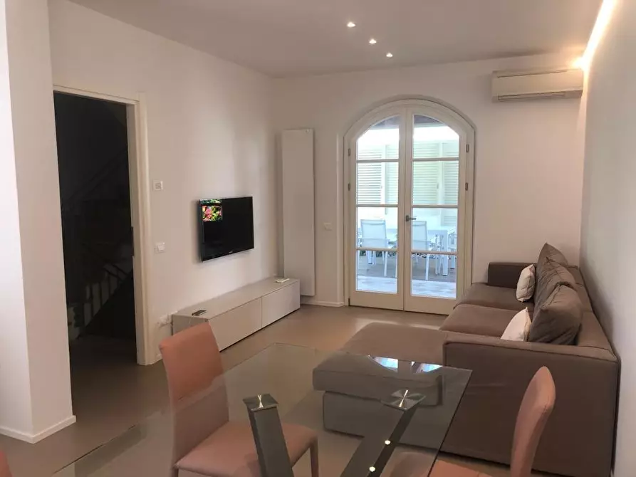 Immagine 1 di Casa trifamiliare in vendita  a Montignoso