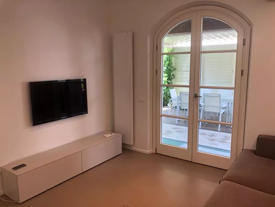 Immagine 10 di Casa trifamiliare in vendita  a Montignoso