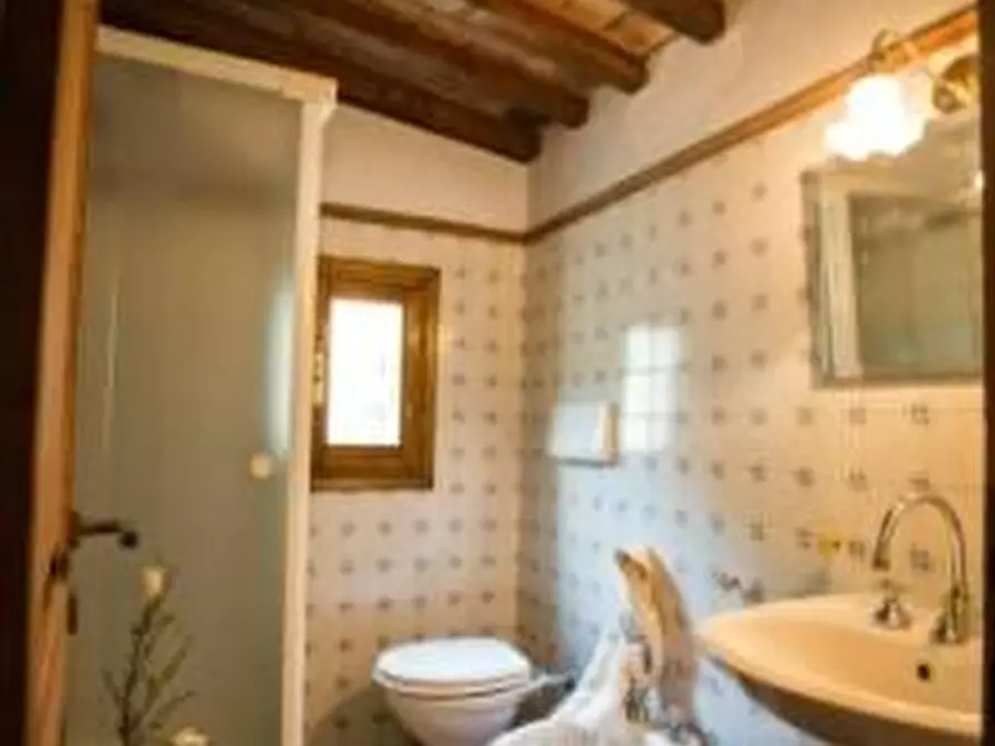 Immagine 17 di Casa colonica in vendita  a Vinci