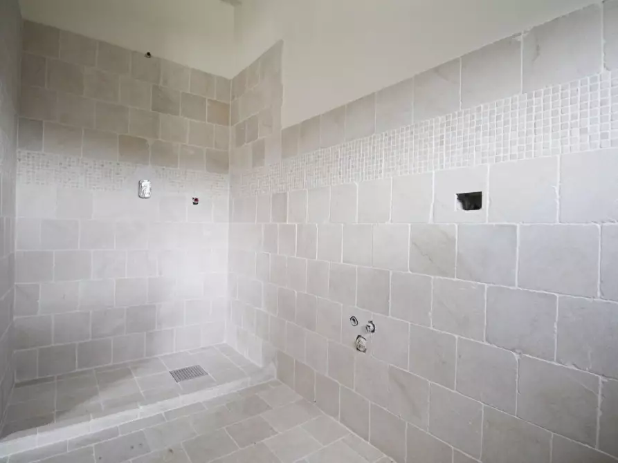 Immagine 36 di Casa colonica in vendita  a Vinci