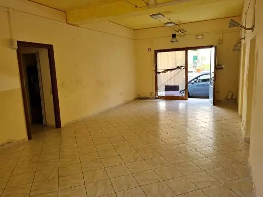 Immagine 2 di Locale commerciale in affitto  a San Giuliano Terme