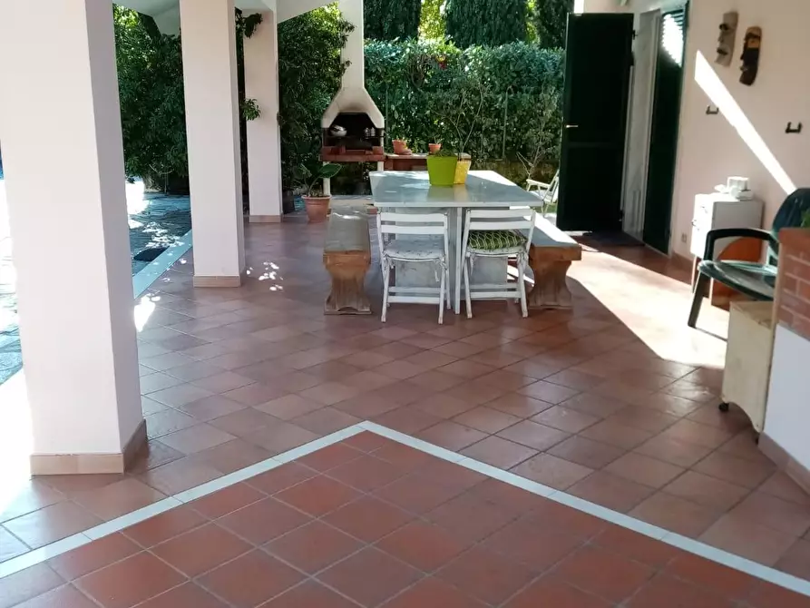 Immagine 3 di Villa in vendita  a Carrara