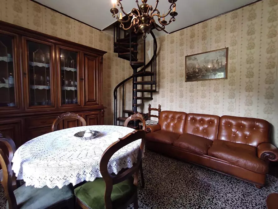 Immagine 1 di Porzione di casa in vendita  a Ortonovo