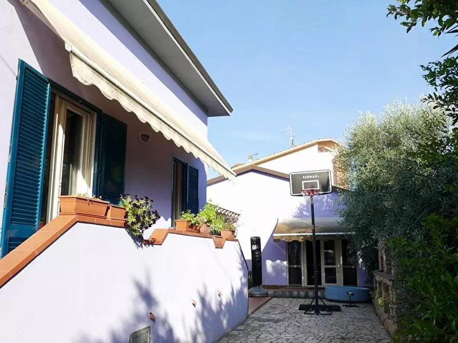 Immagine 1 di Villa in vendita  a Cascina