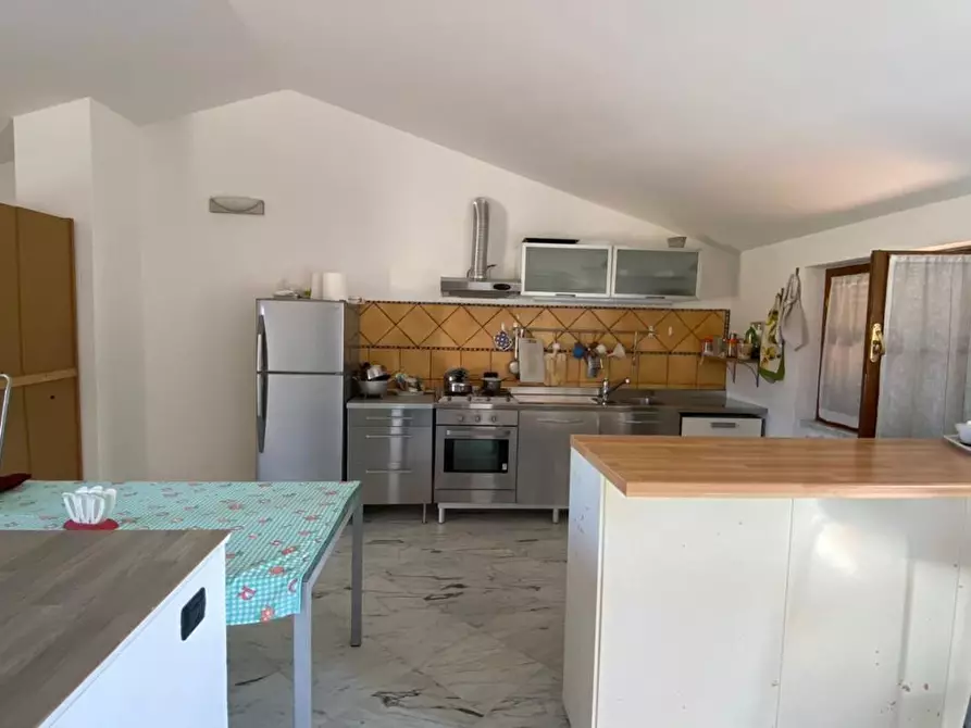 Immagine 2 di Villa in vendita  a Carrara