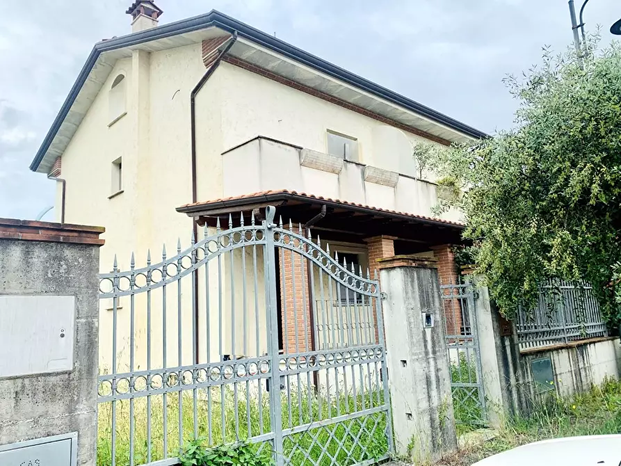 Immagine 1 di Casa bifamiliare in vendita  a Seravezza