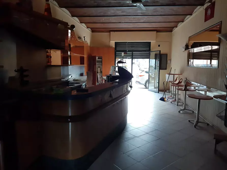Immagine 3 di Locale commerciale in affitto  a Terricciola