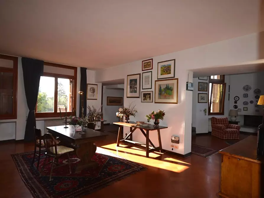 Immagine 4 di Villa in vendita  a Siena