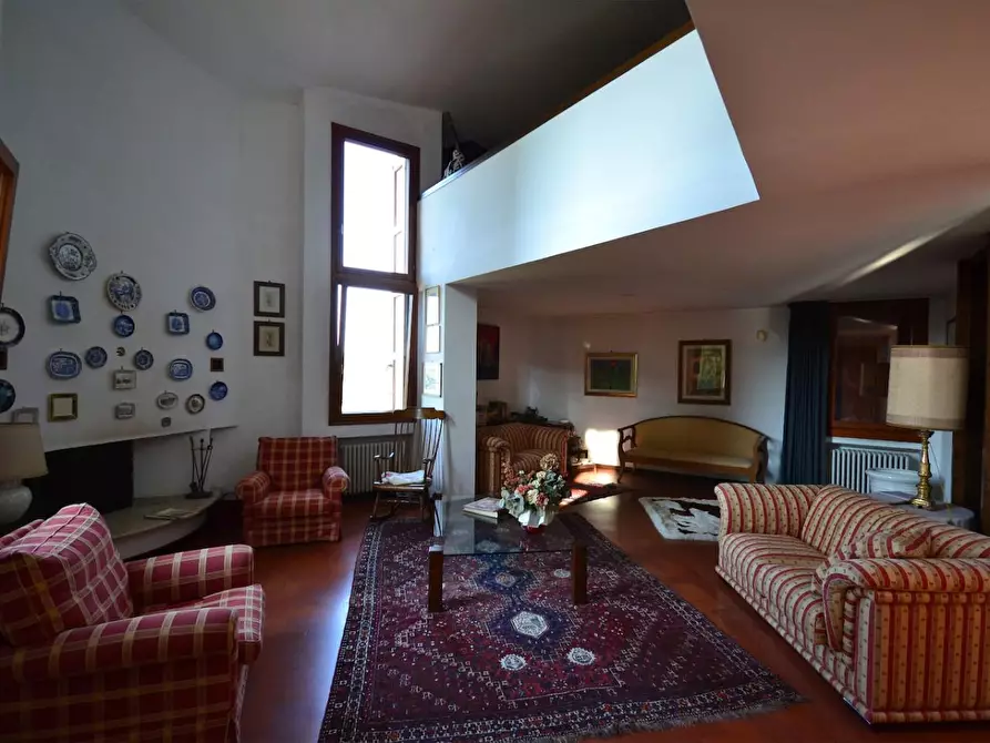 Immagine 5 di Villa in vendita  a Siena