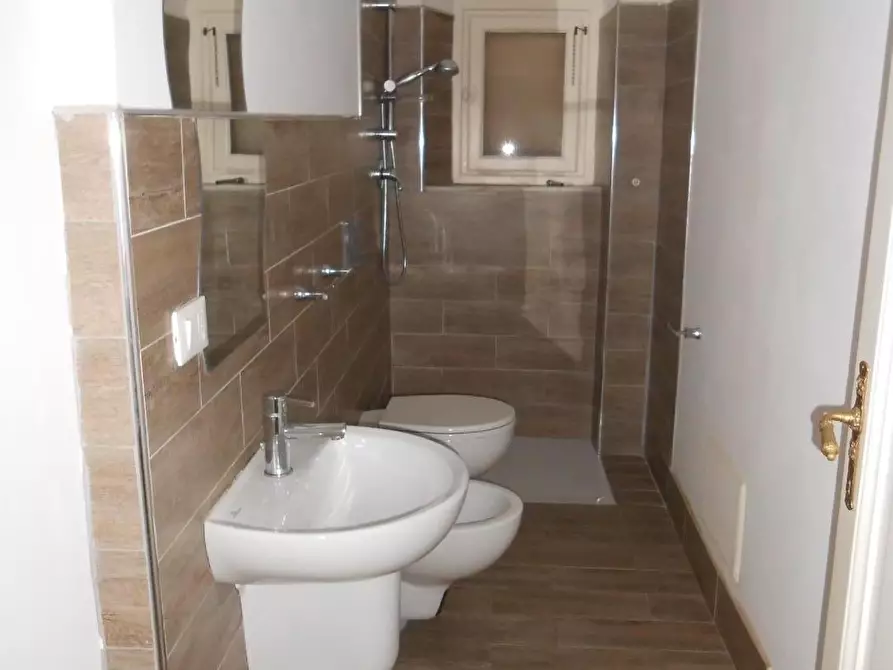 Immagine 10 di Ufficio in affitto  a Montecatini Terme