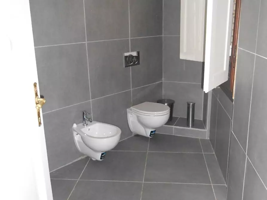 Immagine 8 di Ufficio in affitto  a Montecatini Terme