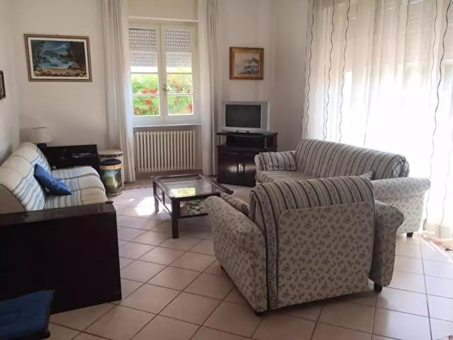 Immagine 2 di Villa in vendita  a Camaiore