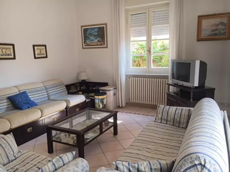 Immagine 1 di Villa in vendita  a Camaiore